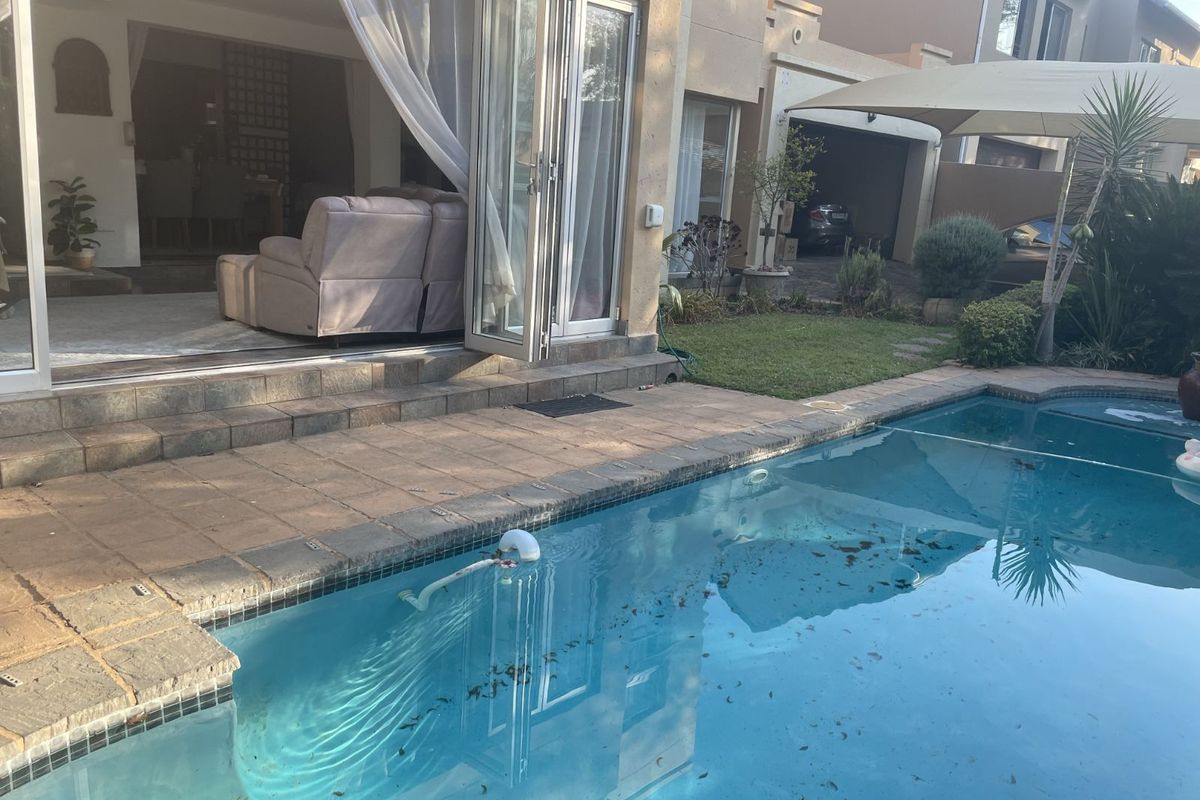 House For Sale in Sunninghill - Photo 2