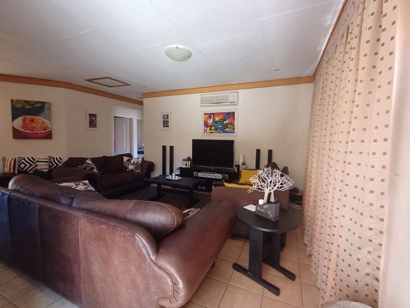 Townhouse For Sale in Doringkruin - Photo 5