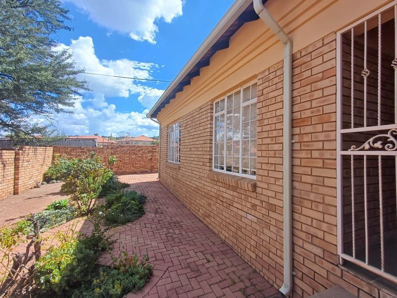 Townhouse For Sale in Doringkruin - Photo 3