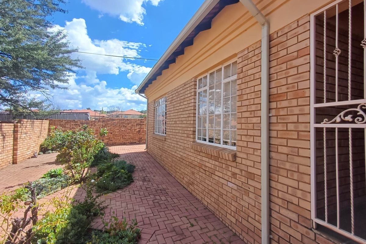 Townhouse For Sale in Doringkruin - Photo 3