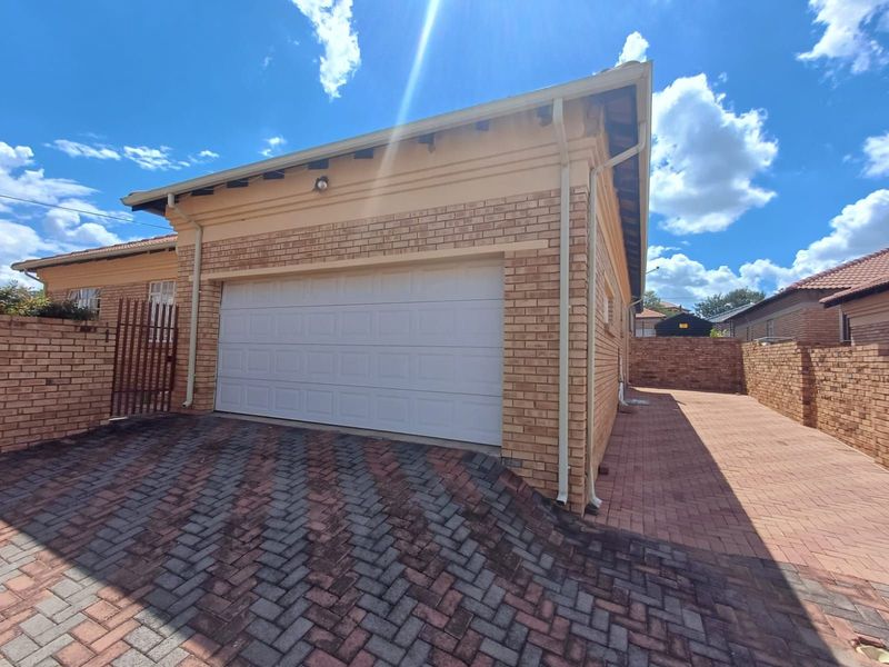 Townhouse For Sale in Doringkruin - Photo 2