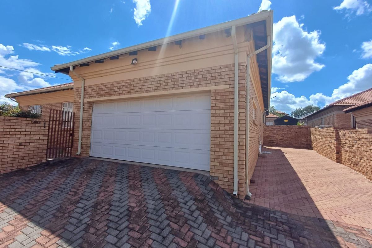 Townhouse For Sale in Doringkruin - Photo 2