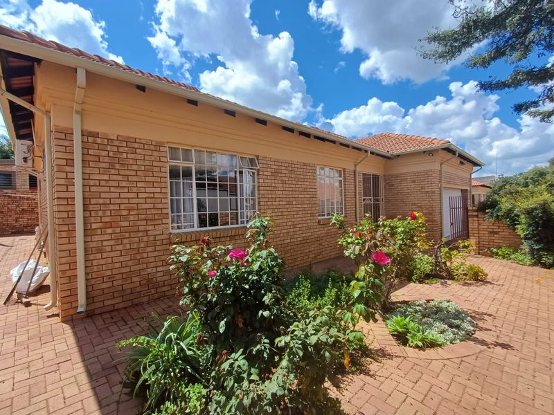 Townhouse For Sale in Doringkruin - Photo 4