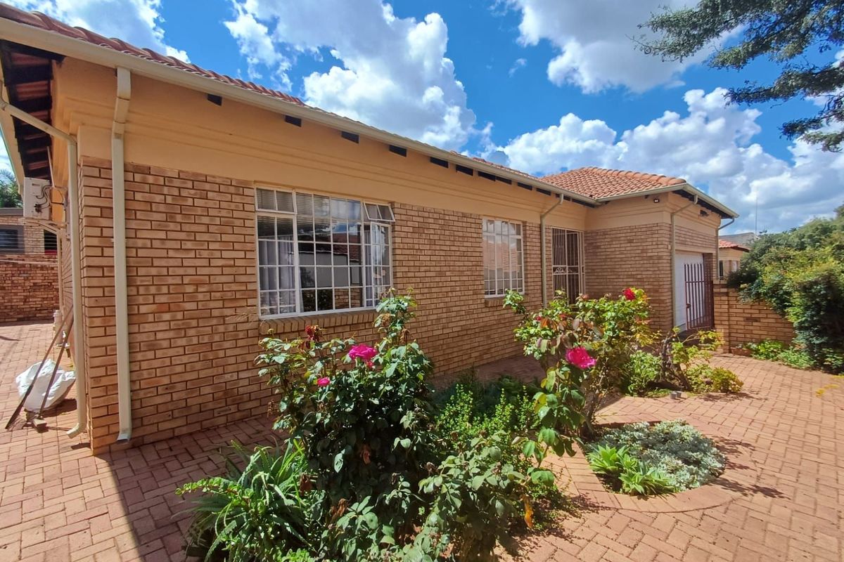 Townhouse For Sale in Doringkruin - Photo 4