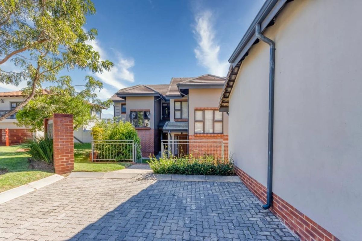 Townhouse For Sale in Fourways - Photo 2