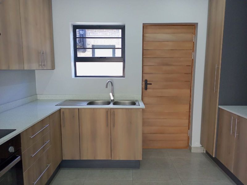 House For Sale in Fairview - Photo 7