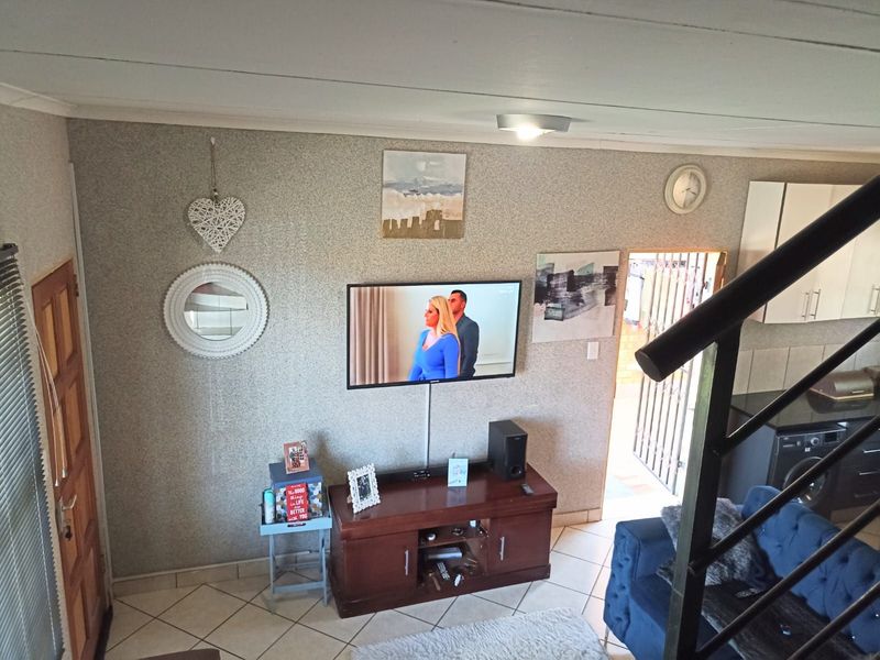 Townhouse For Sale in Dawn Park - Photo 6