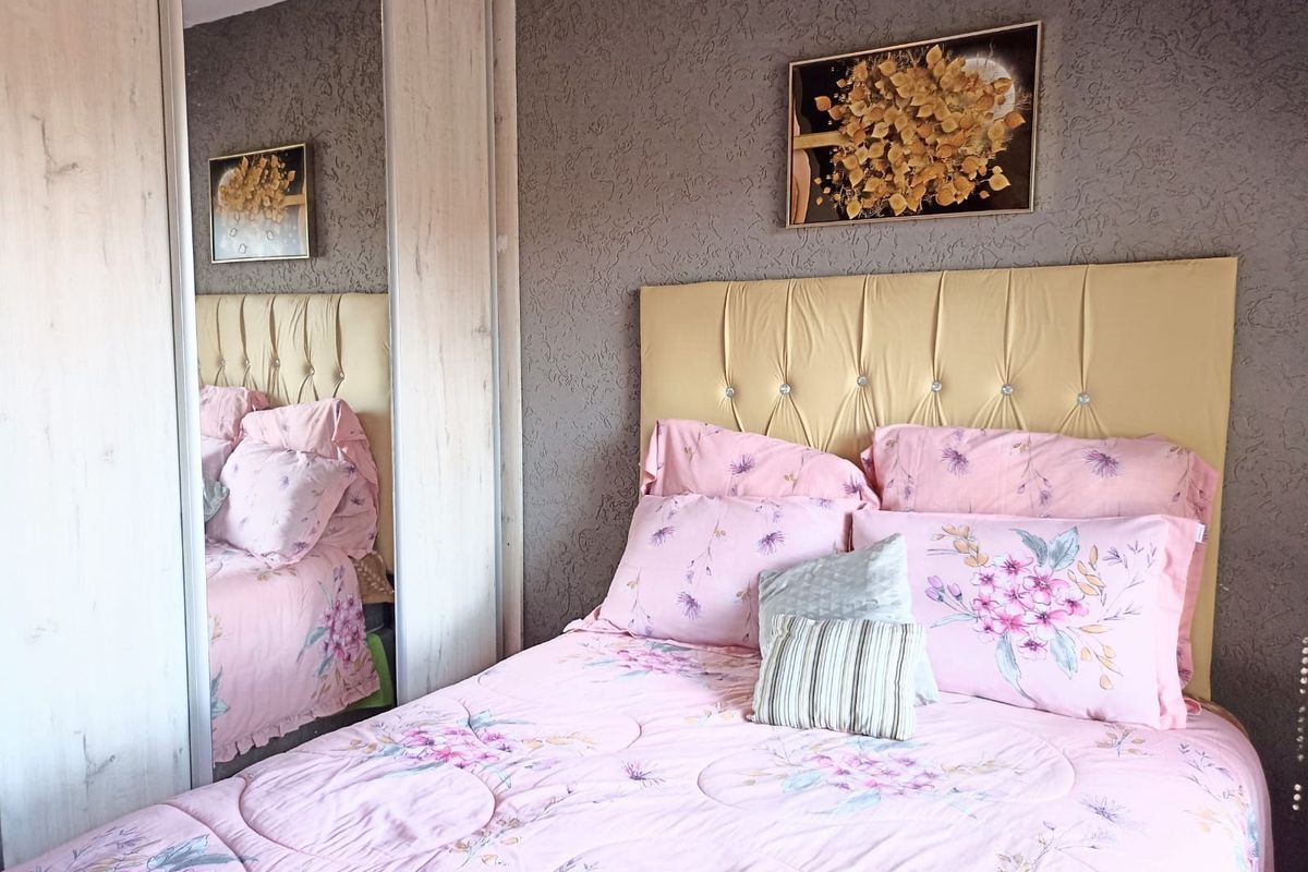 Townhouse For Sale in Dawn Park - Photo 2