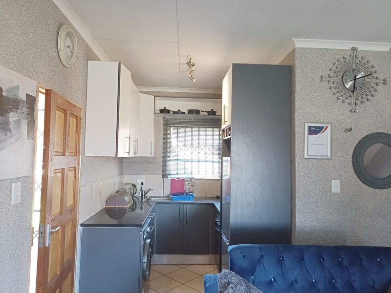 Townhouse For Sale in Dawn Park - Photo 5