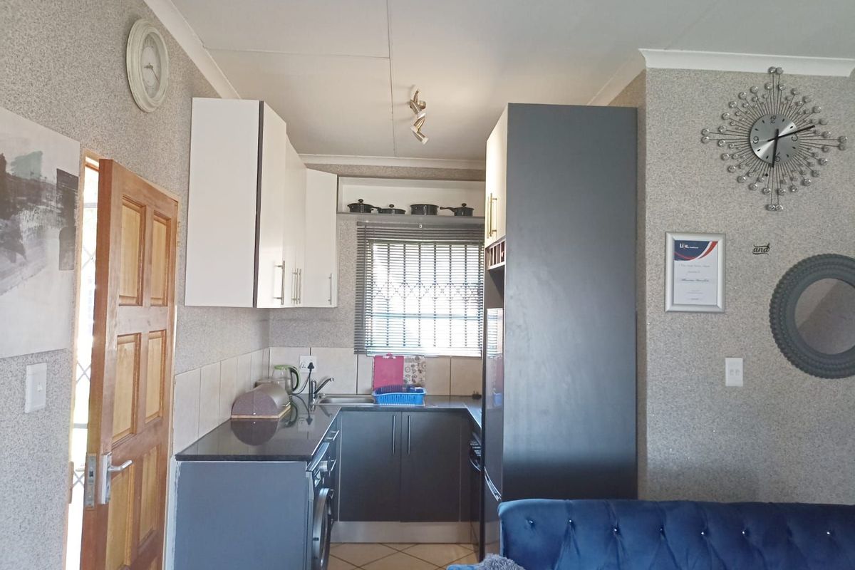 Townhouse For Sale in Dawn Park - Photo 5