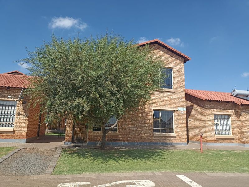 Townhouse For Sale in Dawn Park - Photo 10