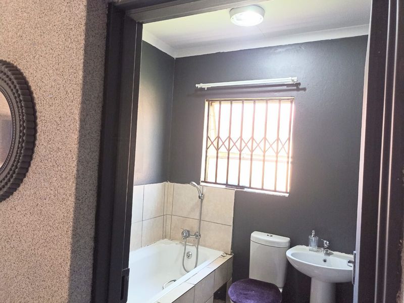 Townhouse For Sale in Dawn Park - Photo 8