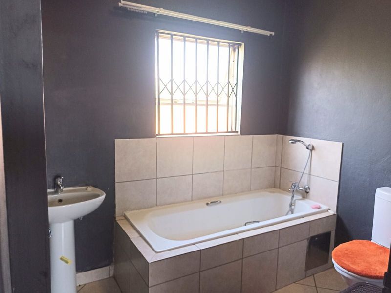 Townhouse For Sale in Dawn Park - Photo 7