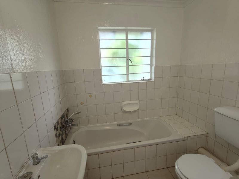 Townhouse To Rent in Northwold - Photo 10