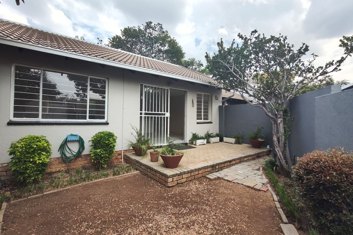 Townhouse To Rent in Northwold - Photo 2