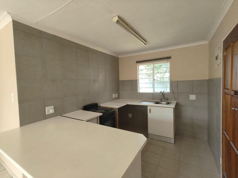 Townhouse To Rent in Northwold - Photo 9