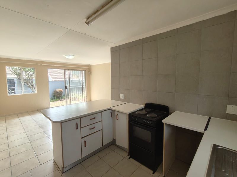 Townhouse To Rent in Northwold - Photo 8