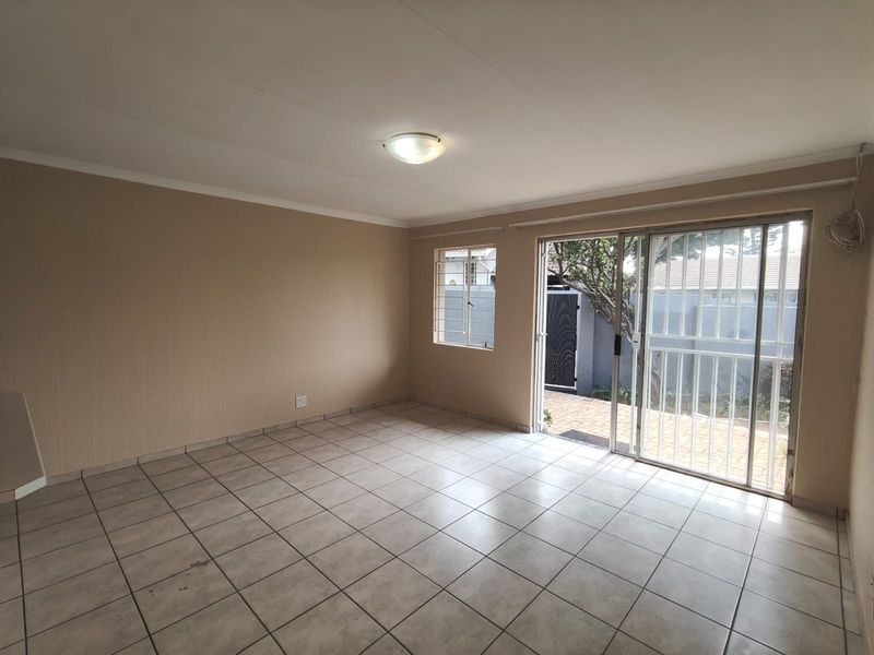 Townhouse To Rent in Northwold - Photo 7