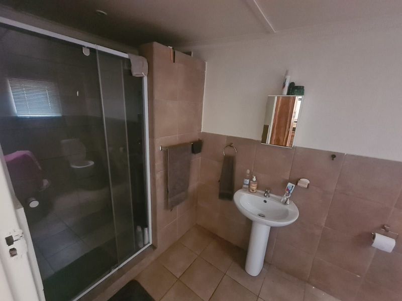 House For Sale in Beaconsfield - Photo 4