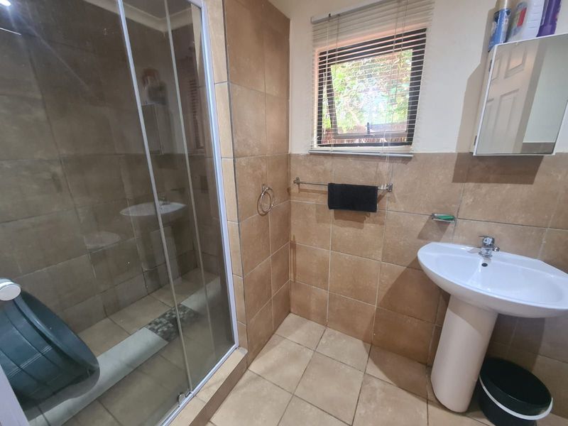 House For Sale in Beaconsfield - Photo 6