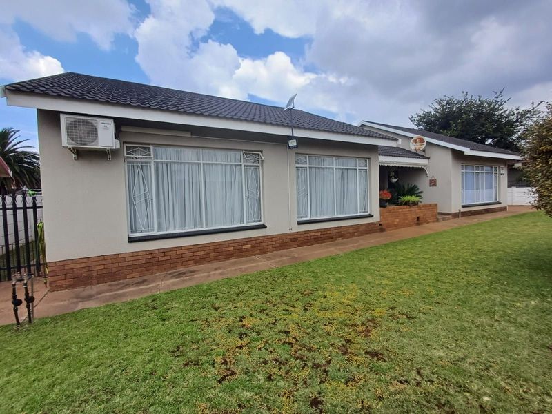 House For Sale in Stilfontein Ext 4 - Photo 2