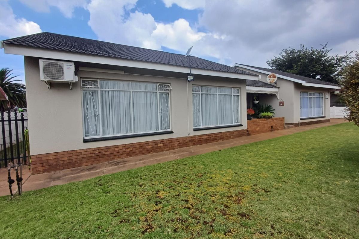 House For Sale in Stilfontein Ext 4 - Photo 2