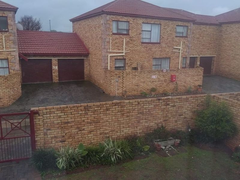 Townhouse For Sale in Wilgeheuwel - Photo 2