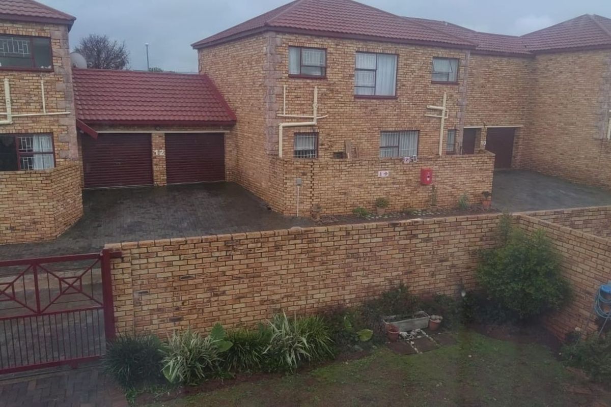 Townhouse For Sale in Wilgeheuwel - Photo 2