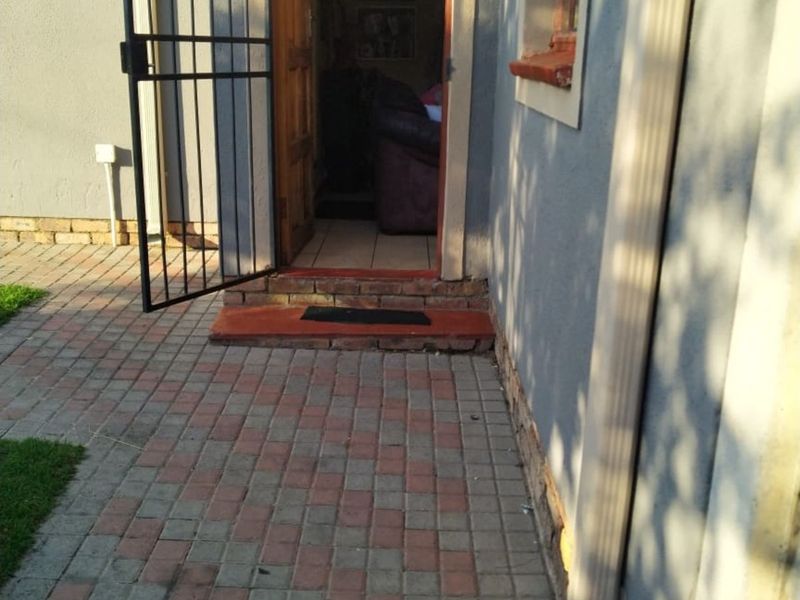 House For Sale in Olievenhoutbosch - Photo 2