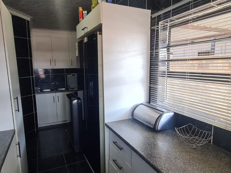 House For Sale in Homevale - Photo 6