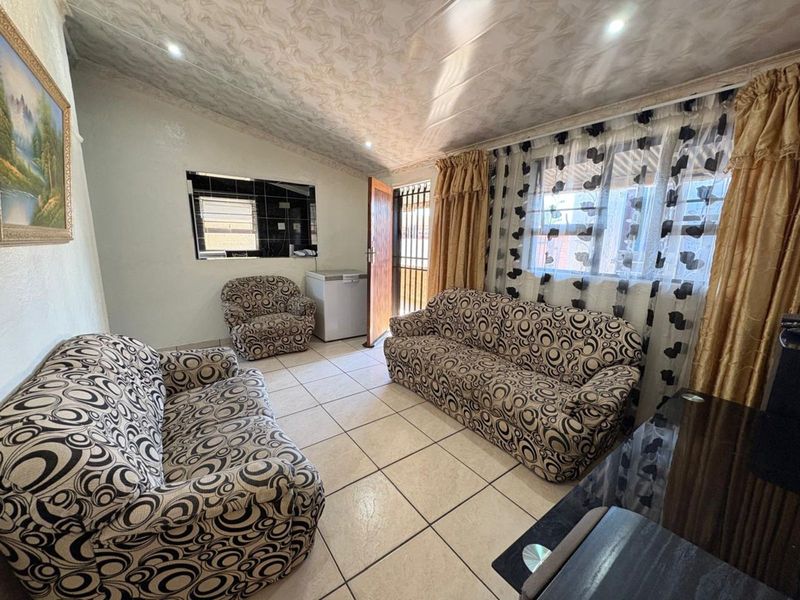 House For Sale in Homevale - Photo 2