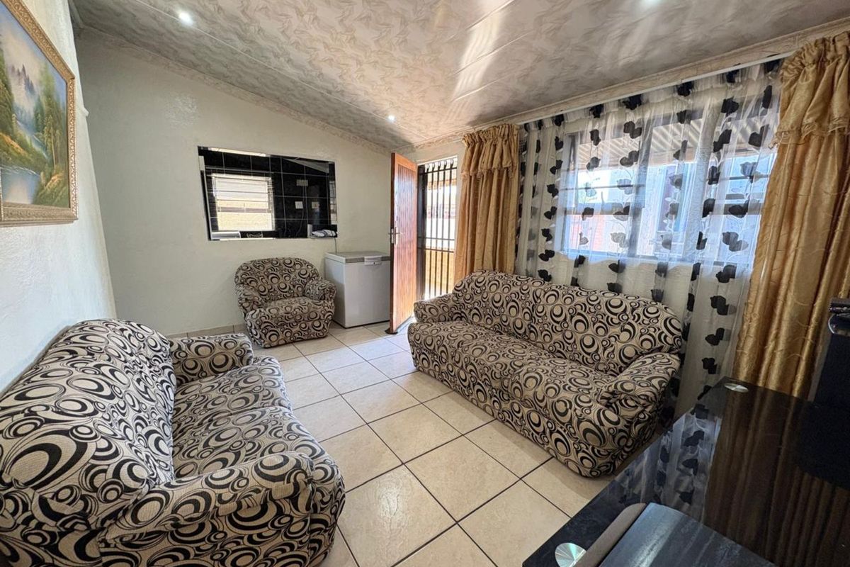 House For Sale in Homevale - Photo 2