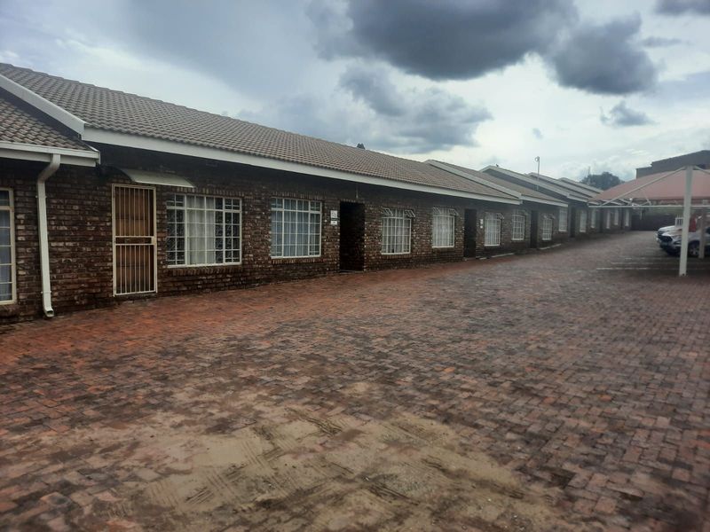 Townhouse For Sale in Ermelo Central - Photo 4