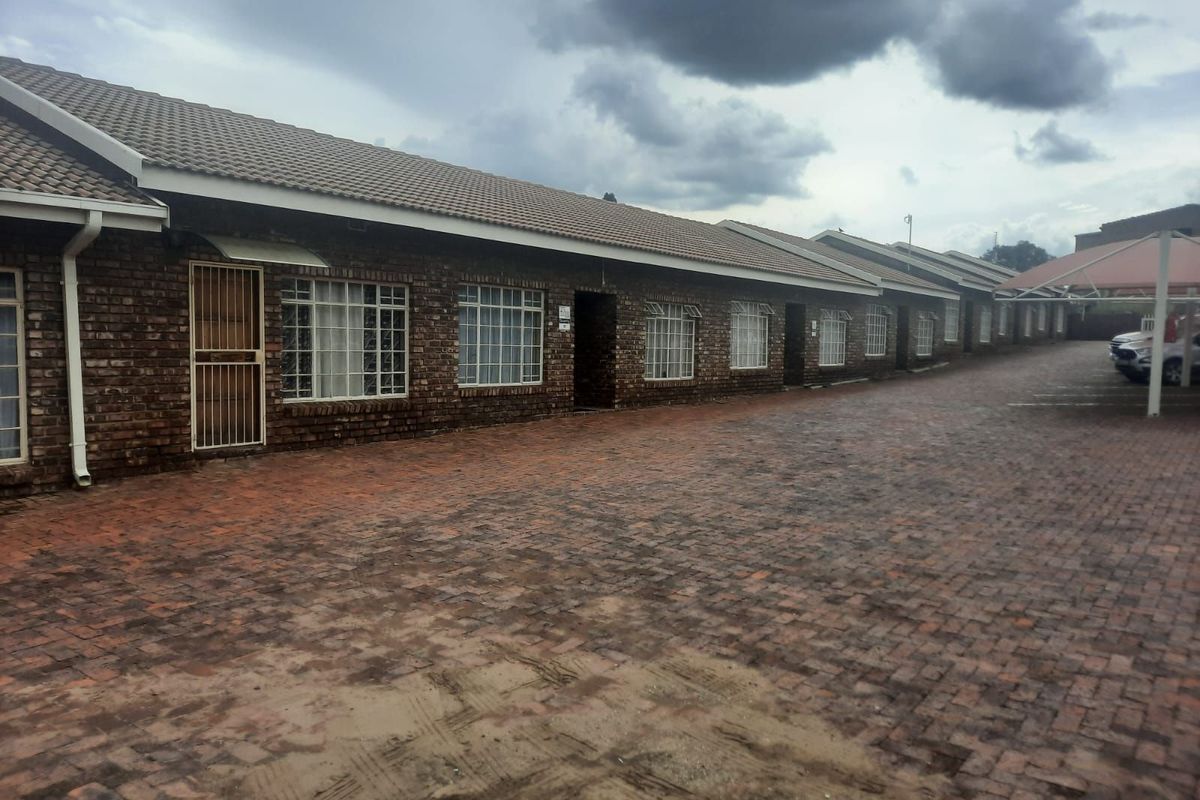 Townhouse For Sale in Ermelo Central - Photo 4