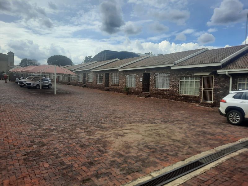 Townhouse For Sale in Ermelo Central - Photo 2