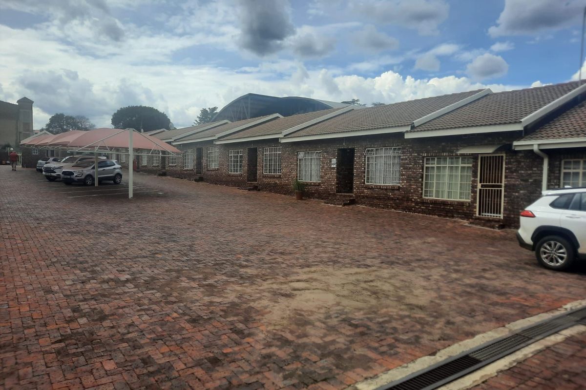 Townhouse For Sale in Ermelo Central - Photo 2