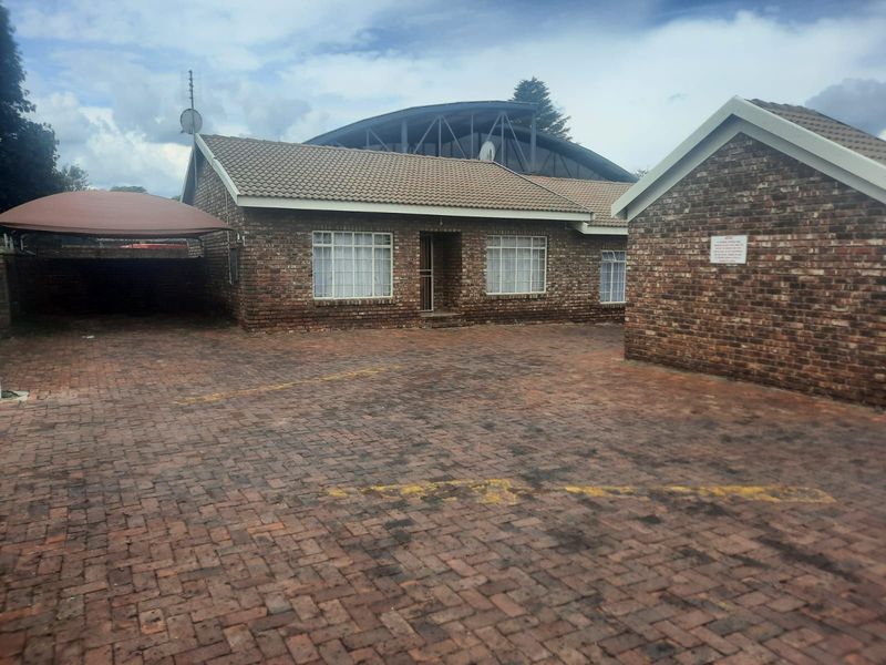 Townhouse For Sale in Ermelo Central - Photo 3