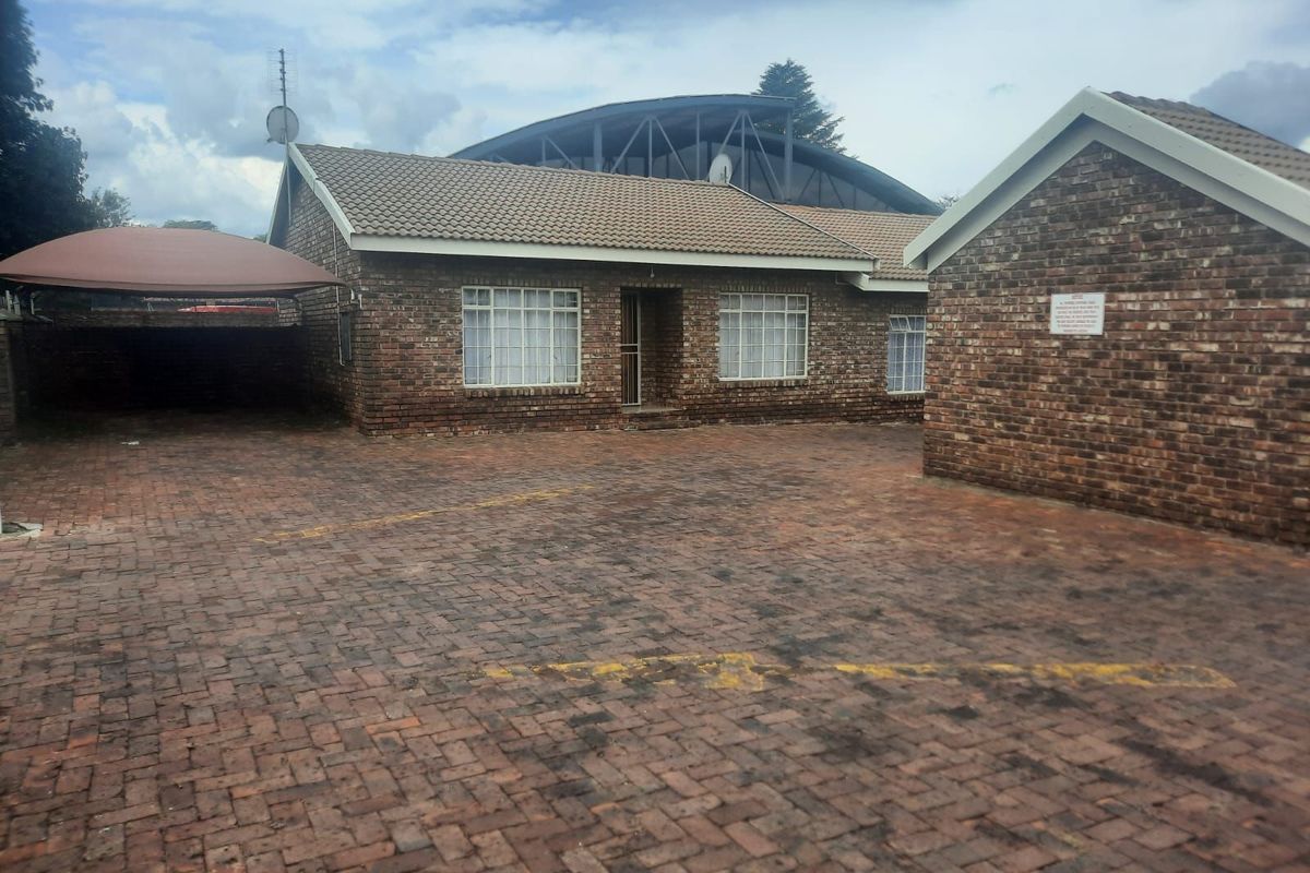 Townhouse For Sale in Ermelo Central - Photo 3