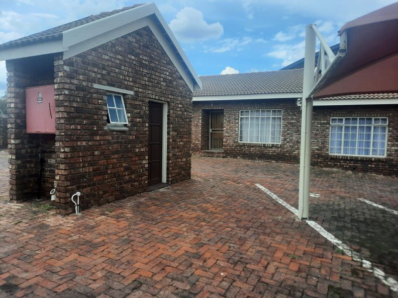 Townhouse For Sale in Ermelo Central - Photo 6