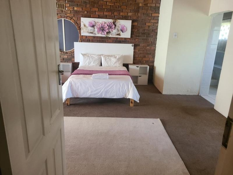 House For Sale in Crystal Park - Photo 4