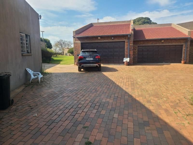 House For Sale in Crystal Park - Photo 9