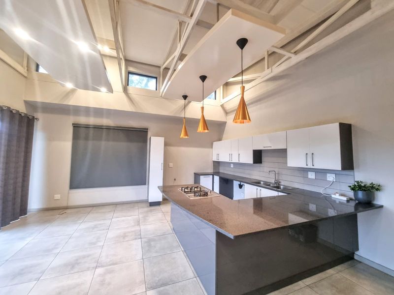 Apartment For Sale in Waterkloof - Photo 2