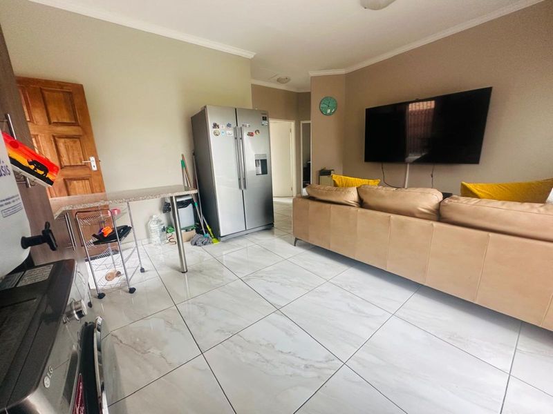 Townhouse For Sale in Terra Nova - Photo 4