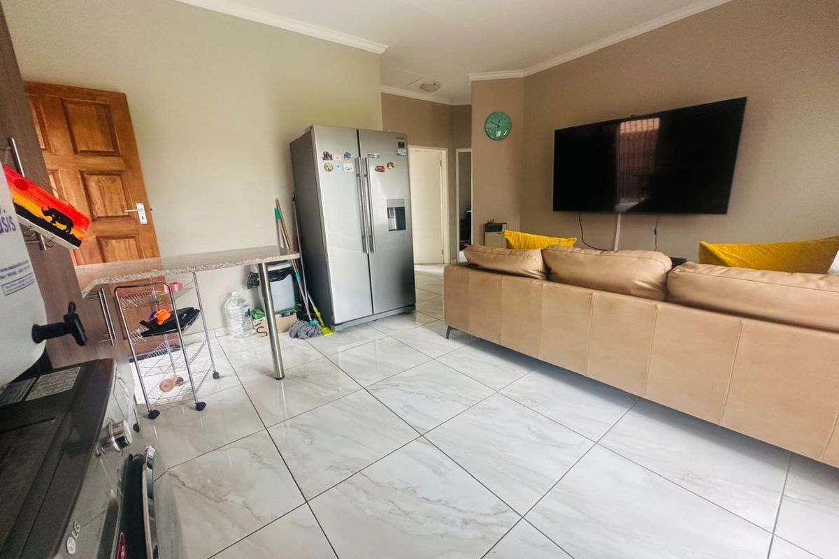 Townhouse For Sale in Terra Nova - Photo 4