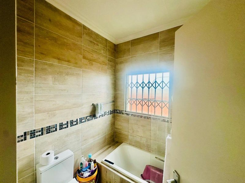 Townhouse For Sale in Terra Nova - Photo 6