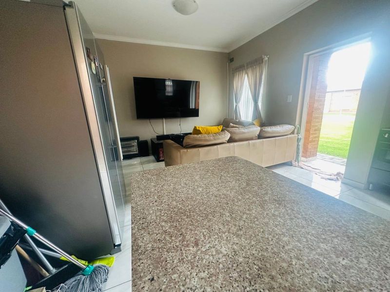 Townhouse For Sale in Terra Nova - Photo 3