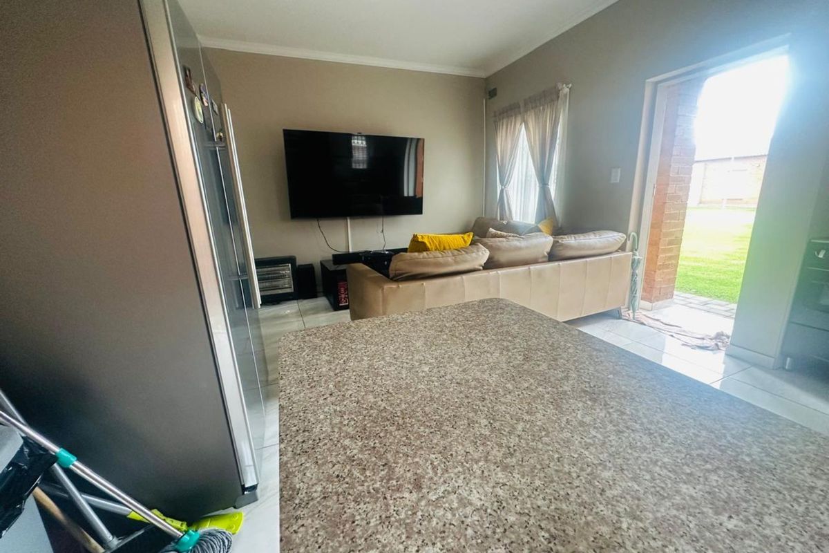 Townhouse For Sale in Terra Nova - Photo 3