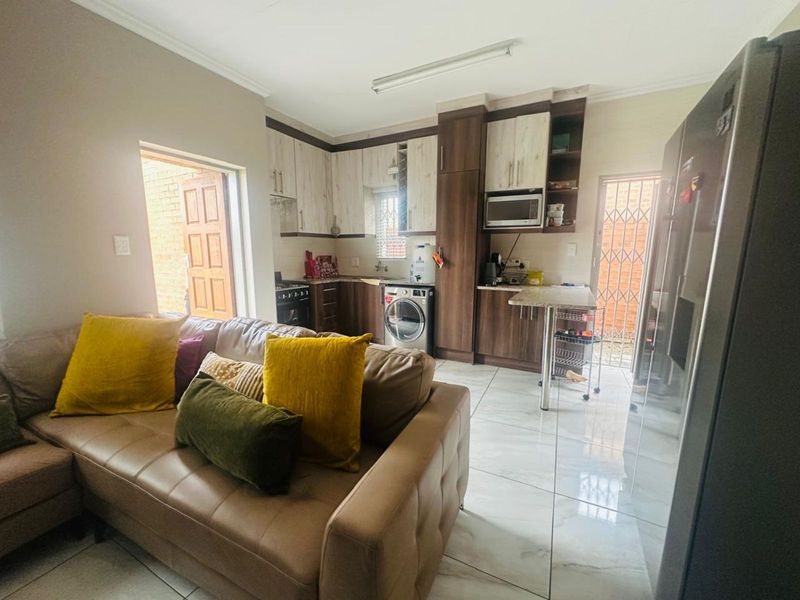 Townhouse For Sale in Terra Nova - Photo 2