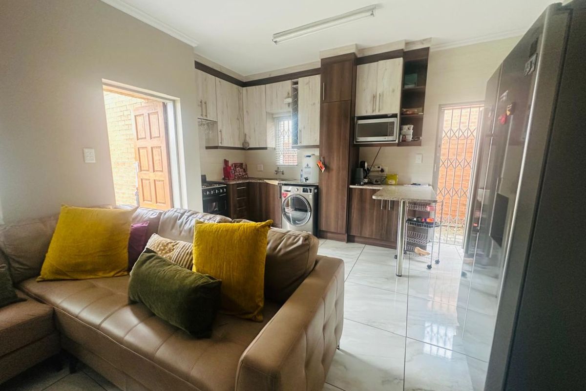 Townhouse For Sale in Terra Nova - Photo 2