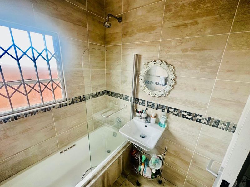 Townhouse For Sale in Terra Nova - Photo 5